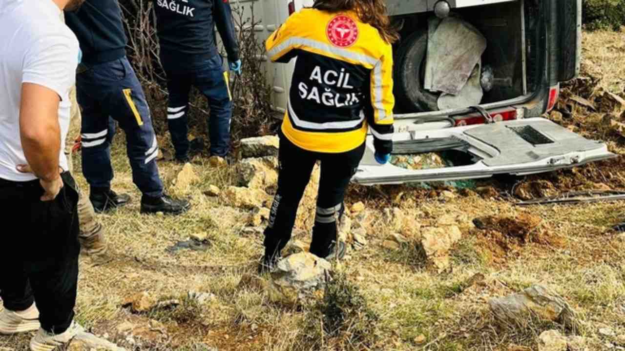 FLAŞ HABER... Gaziantep'te minibüs şarampole devrildi! Ölü ve Yaralılar Var!