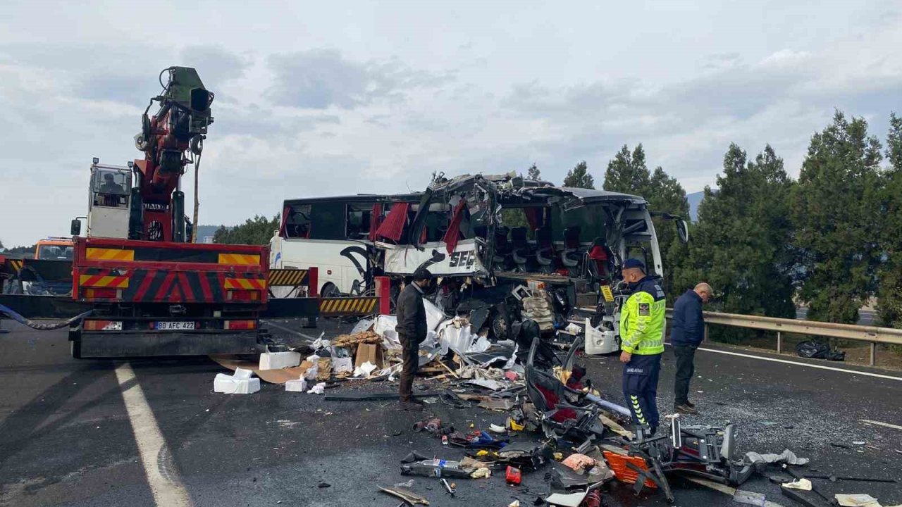 GAZİANTEP YASTA! Kazada kapanan E-90 Otoyolu, araçların çekilmesiyle trafiğe açıldı