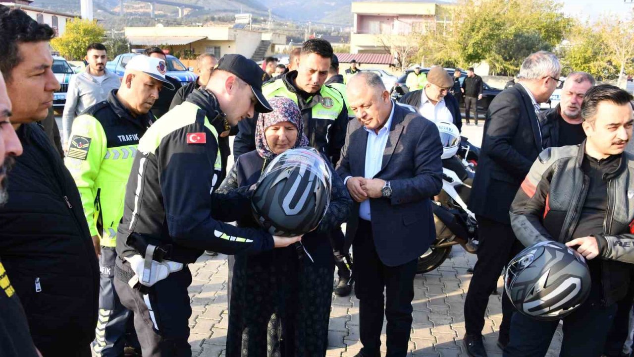 Gaziantep'te 100 motosiklet sürücüsüne hediye kask