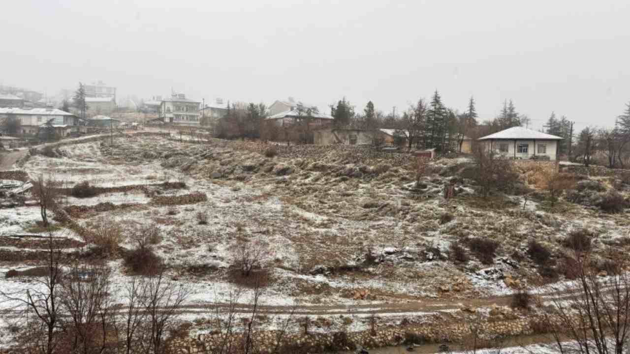 Adana’nın yüksek kesimlerine kar yağdı