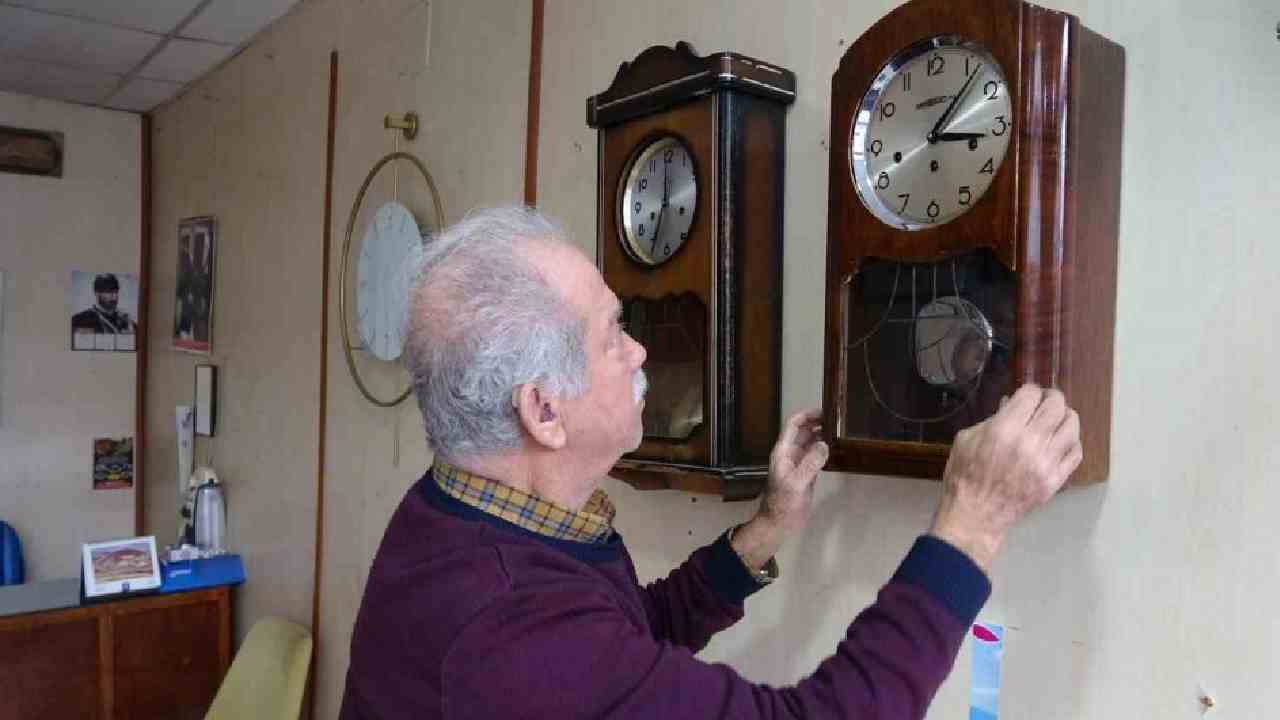 Gaziantep'te 76 yaşındaki saat ustası, 61 yıldır zamana ayar veriyor