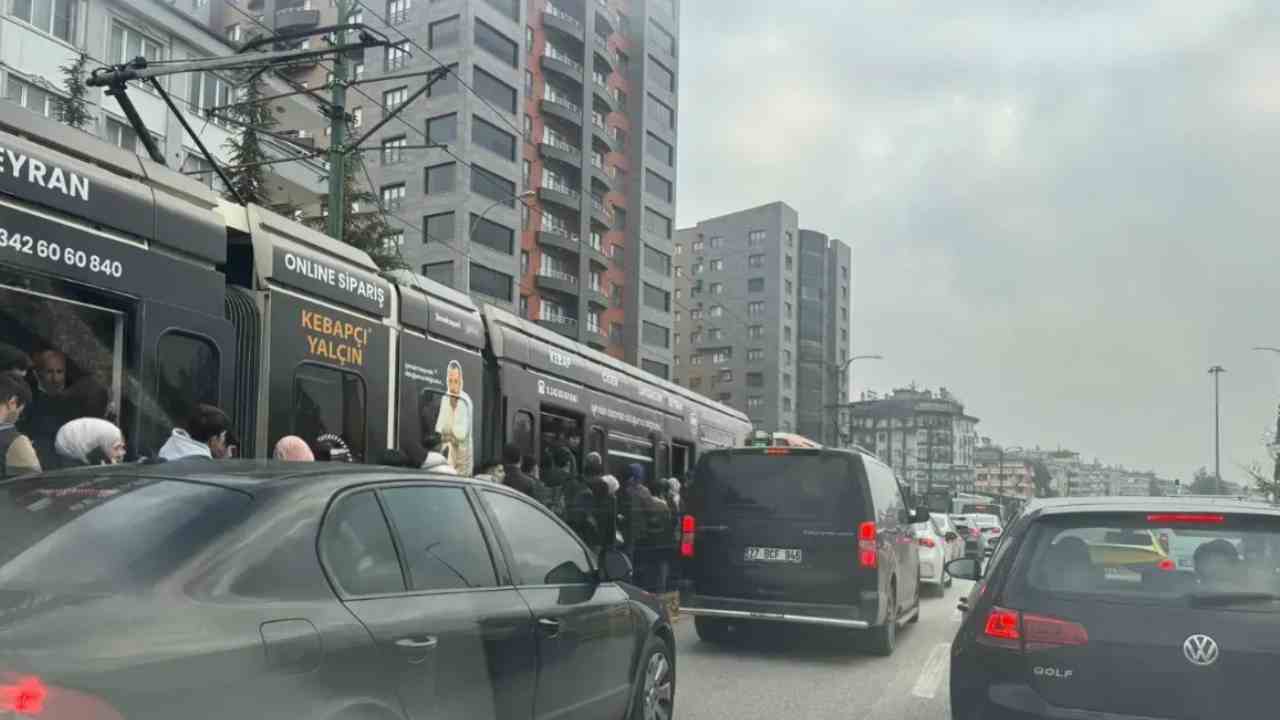Gaziantep’te tramvay krizi! Otomobil raylara girdi, yolcular yolda tahliye edildi