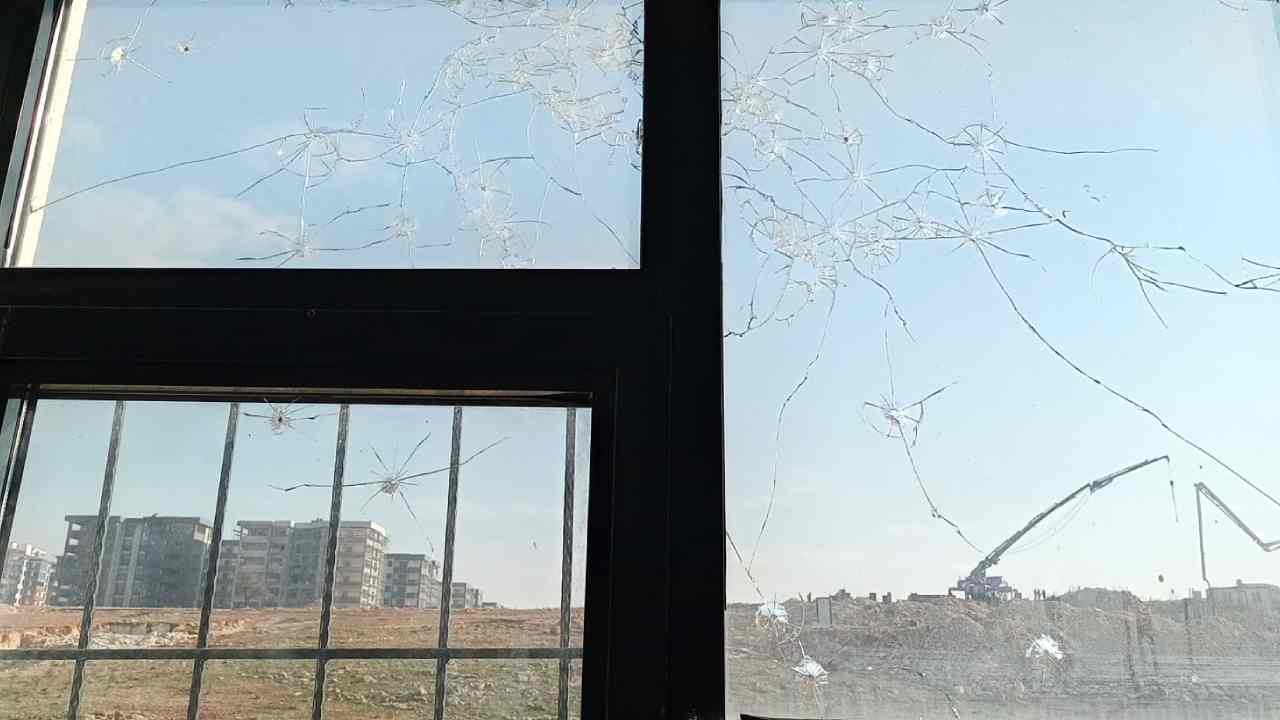 Gaziantep’te Okul Çevresinde Silah Sesleri! Saçmalar Okul Camlarını Kırdı