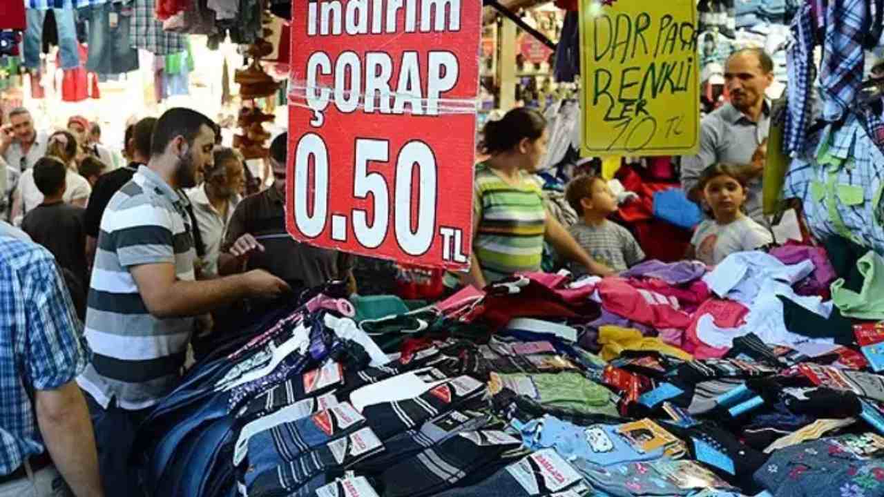 Gaziantep’te Sosyete pazarları ucuz giyimin yeni adresi oldu.