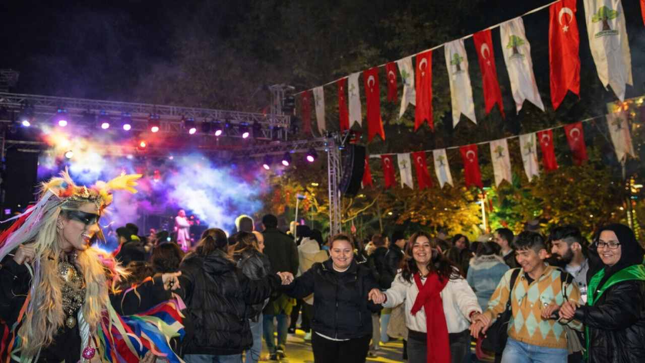 Şehitkamil’de 25 Aralık Coşkusu Patladı! Koru Park’ta binler buluştu