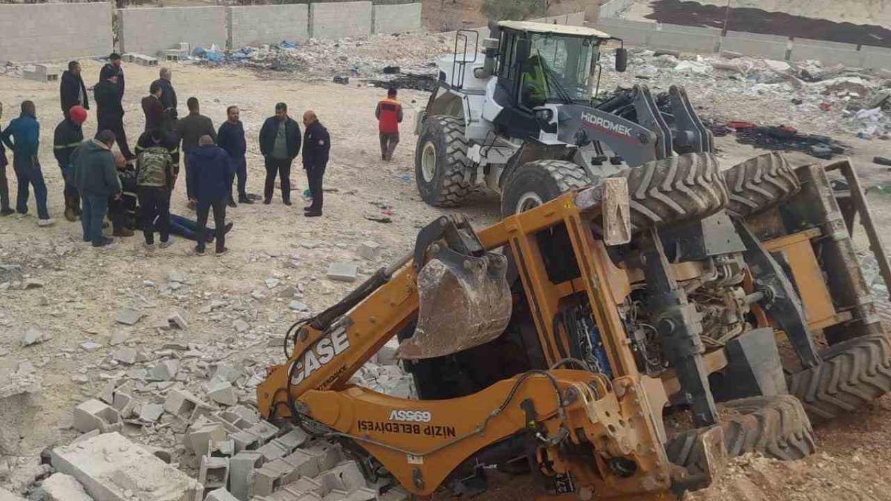 Gaziantep'te çalışma sırasında yol çöktü, devrilen kepçenin operatörü yaralandı