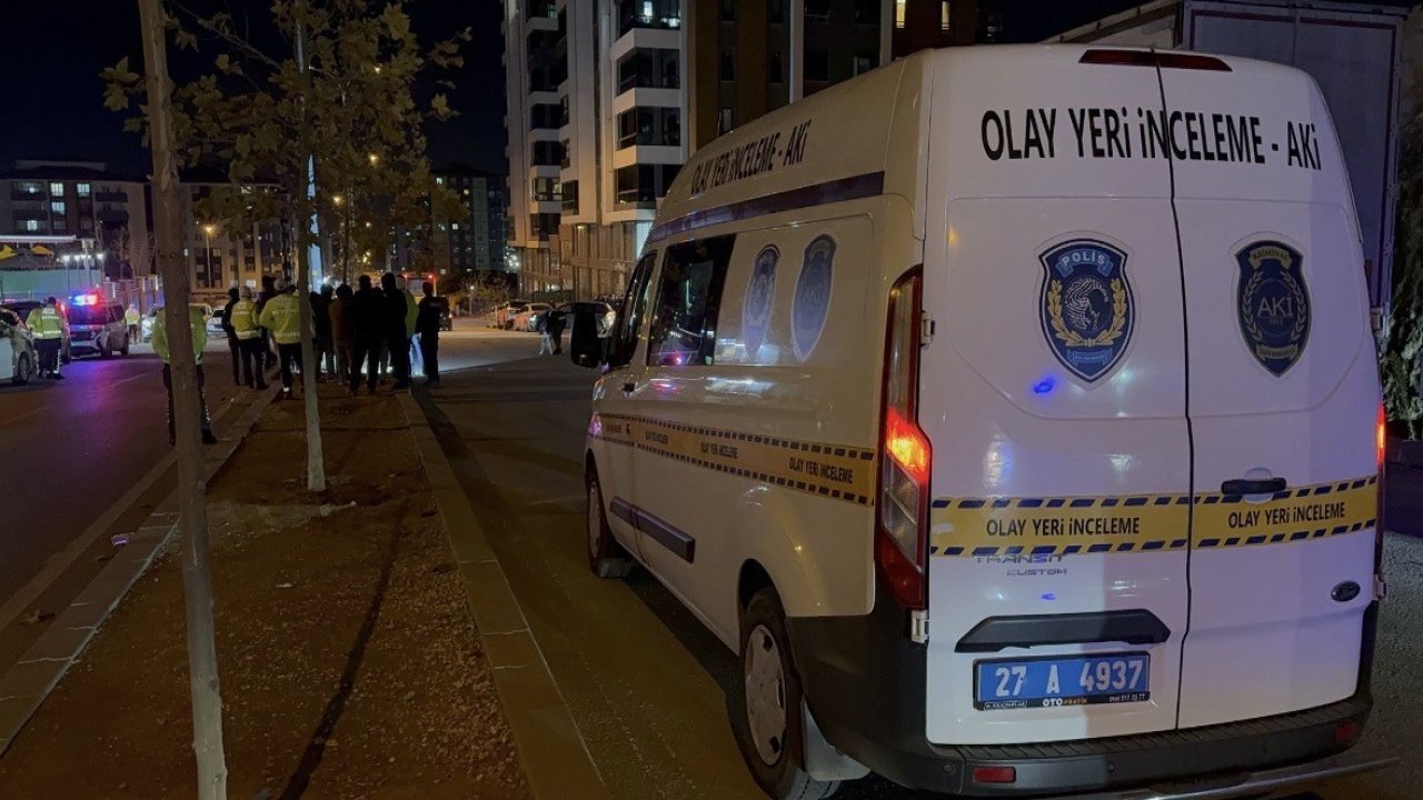 Gaziantep’te  Bu Kazayı Konuşuyor! Anne-Kıza Otomobil Çarptı: Anne Öldü, Kızı Ağır Yaralı