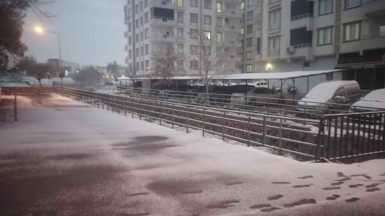 Yavuzeli’nde kar yağışı etkili oldu