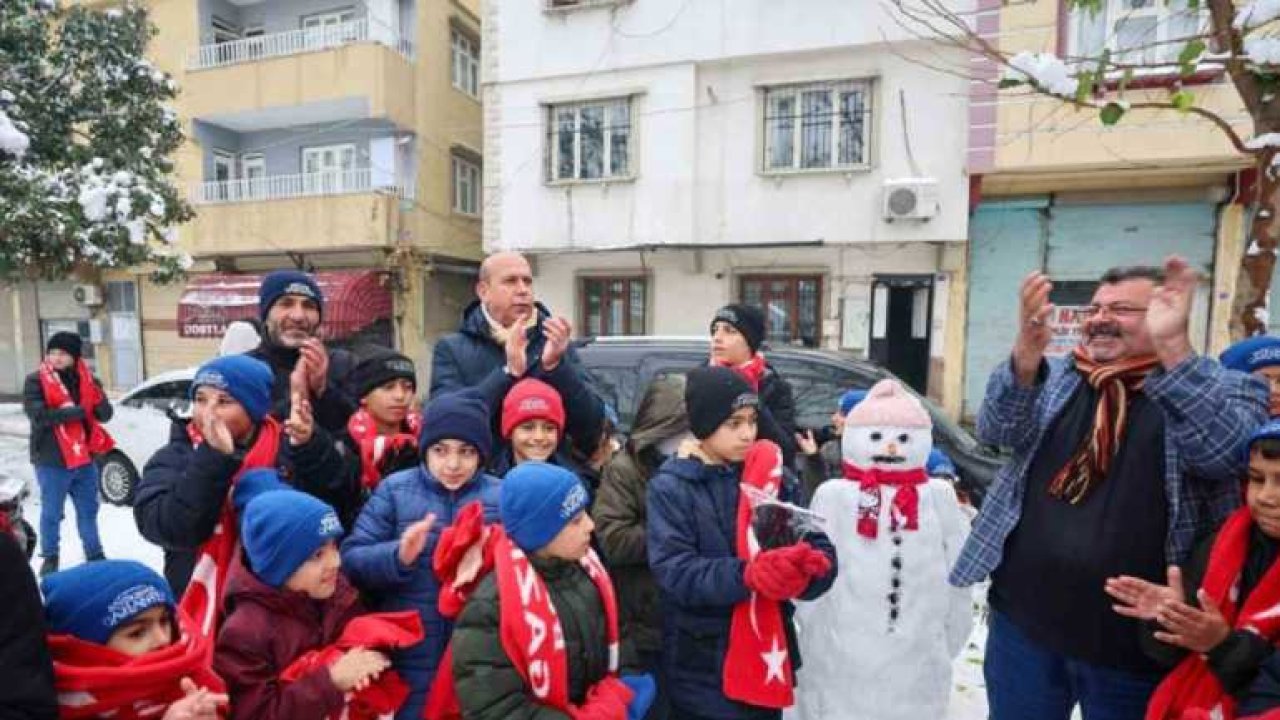 Gaziantep'te Yoğun Karda Çocukların Atkı, Eliven ve Bereleri Büyükşehirden