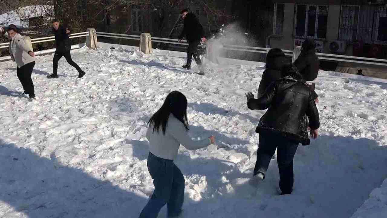 Gaziantep’te vatandaşlar kar ve güneşin tadını çıkardı