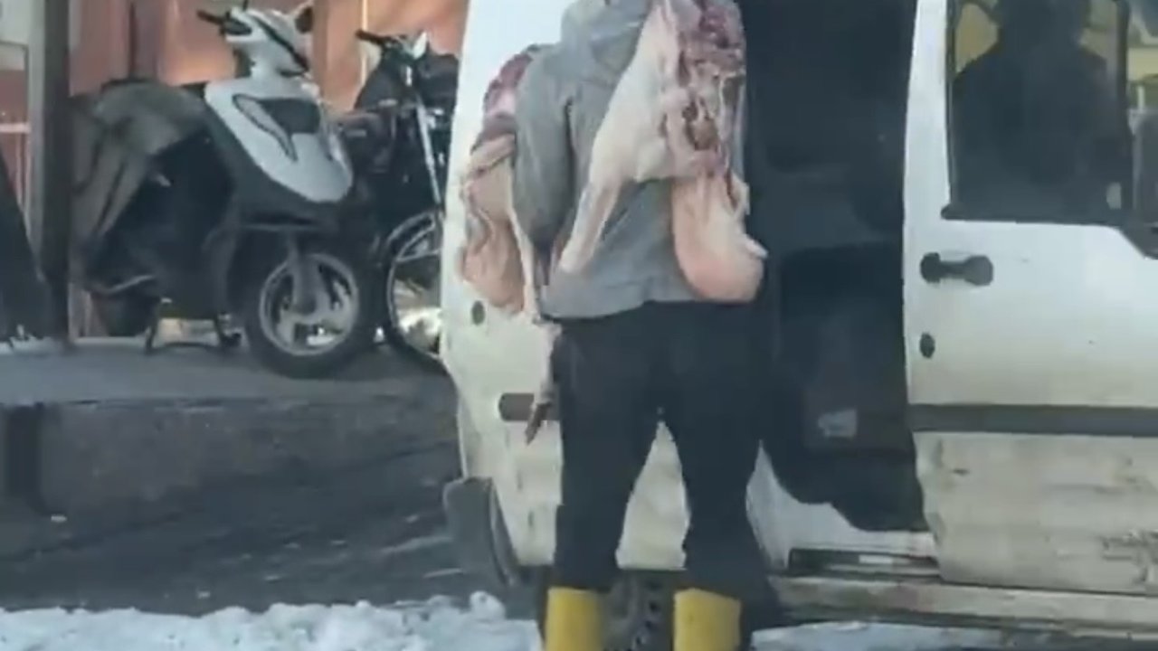 Gaziantep’te Kasap'tan iğrenç görüntüler! Kasabın et taşıyış şekli mide bulandırdı!