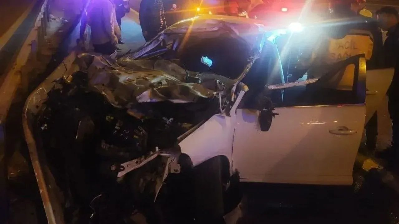 Adana Gaziantep yolunda feci kaza lüks araç paramparça oldu! Ölü ve yaralılar var!