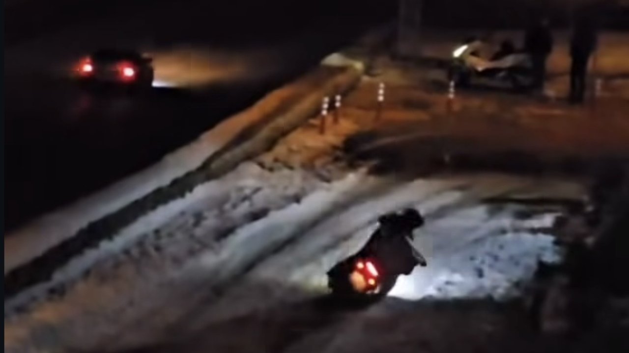 Gaziantep’te moto kuryenin zor anları: Karlı yolda defalarca düştü, yine de pes etmedi