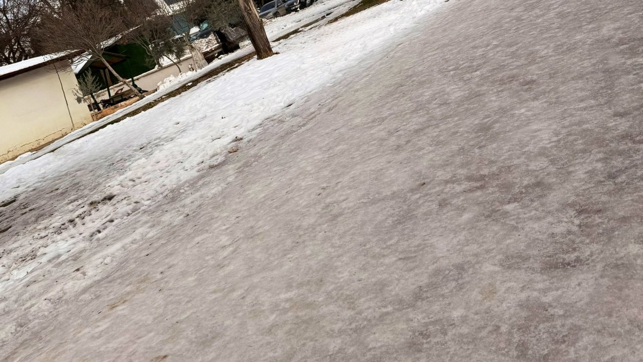 Gaziantep Üniversitesi öğrencilerinden Rektör Sait Mesut Doğan’a tepki: “Kampüs buzdan piste döndü!”