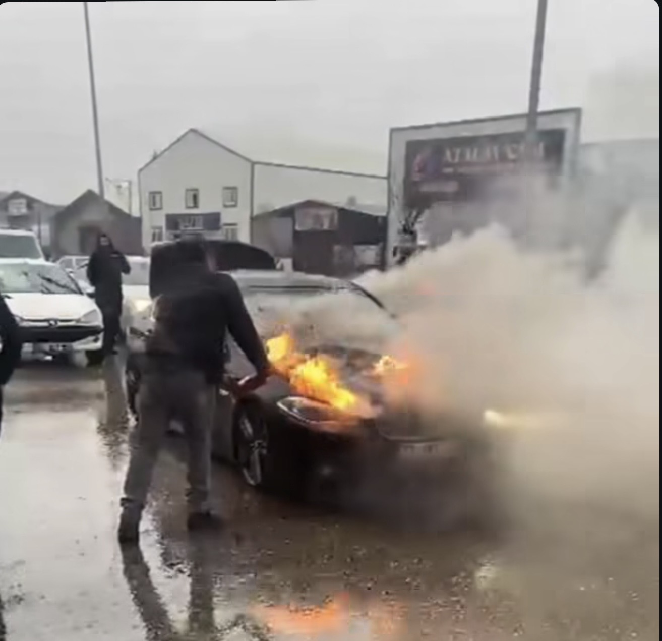 Gaziantep’te Korkutan Yangın! Oduncular Sitesi’nde 4 Milyon TL Değerindeki Araç Cayır Cayır Yandı