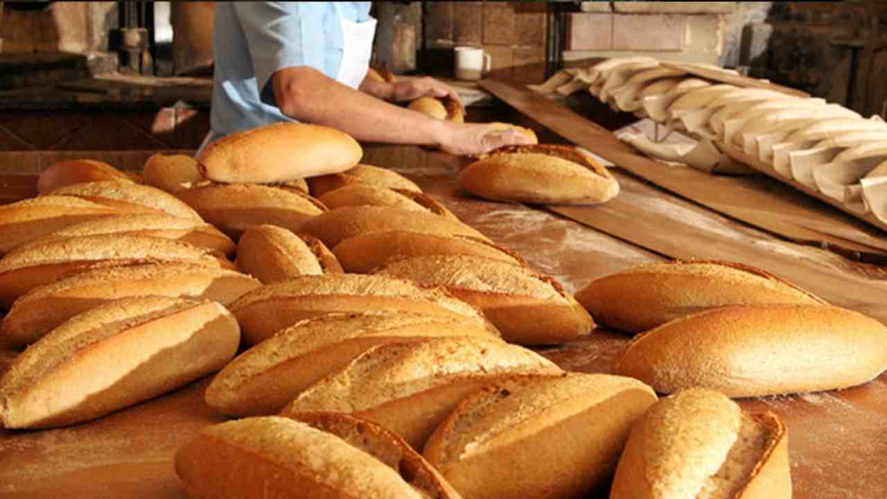 Gaziantep’te Miraç Kandili Bereketi: Fırında Ekmekler Ücretsiz Dağıtıldı