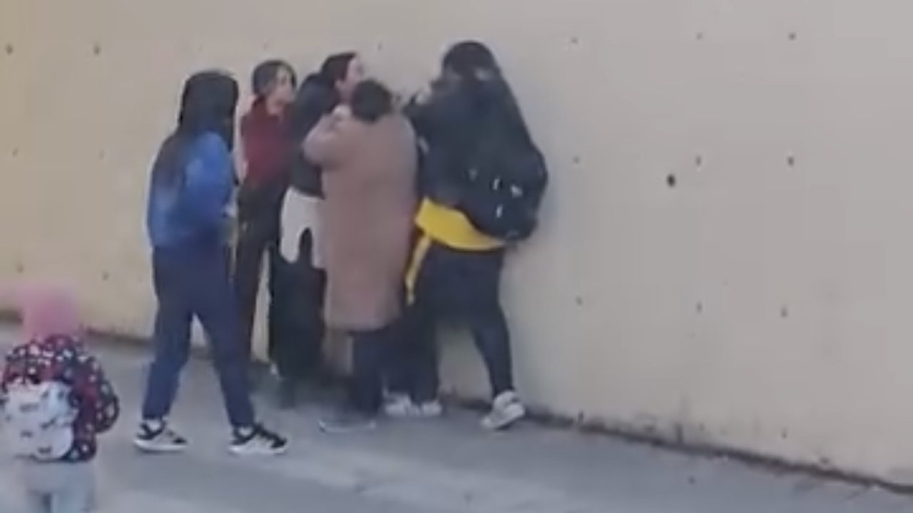 Gaziantep’te Öğrenciler Birbirini Dövdü! Okul Çıkışı Kavga