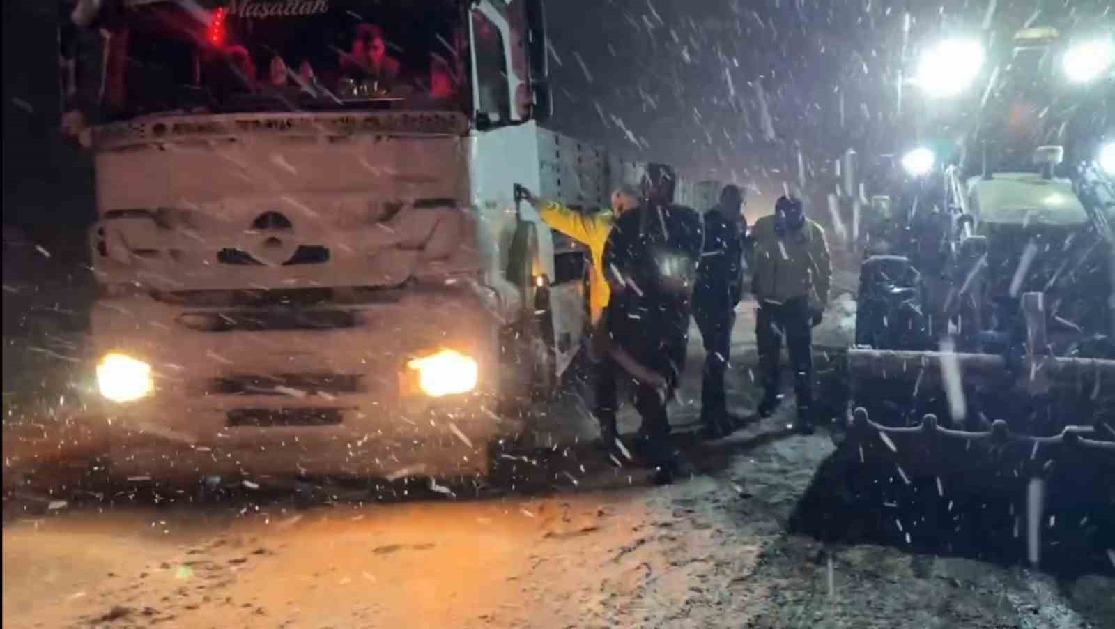 Şanlıurfa-Gaziantep Yolun'da kalanların yardımına polis ve jandarma yetişti