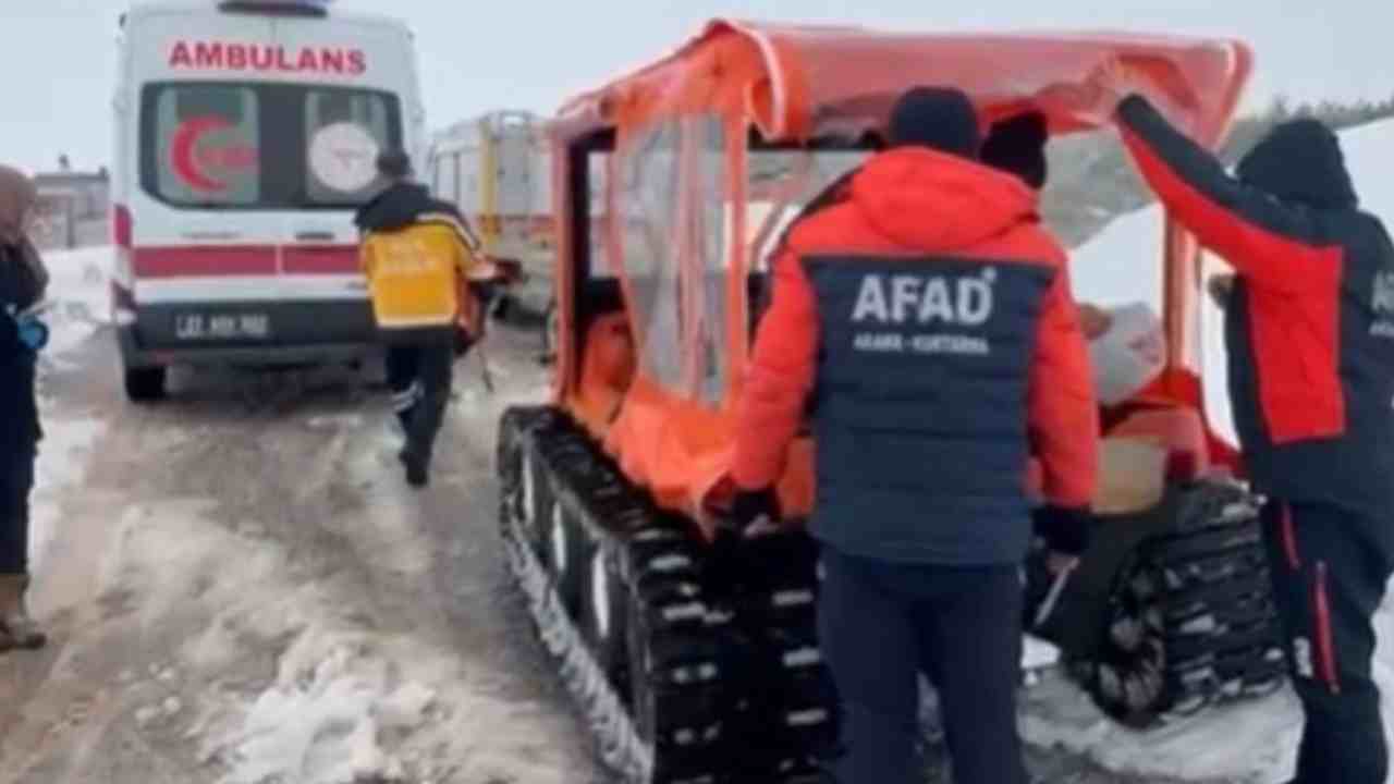 Gaziantep’te hamile kadın paletli kar aracıyla kurtarıldı