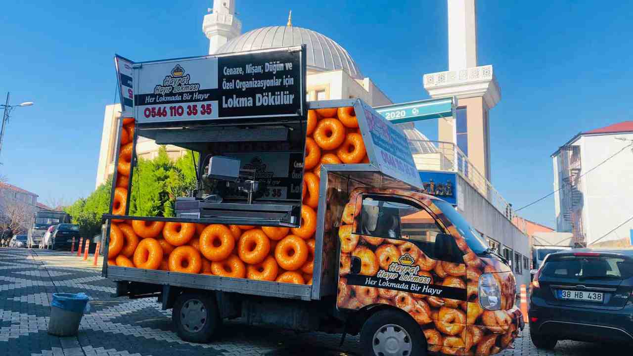 Hayır Lokması Geleneği ve Lokmacı ile Lokma İkramı