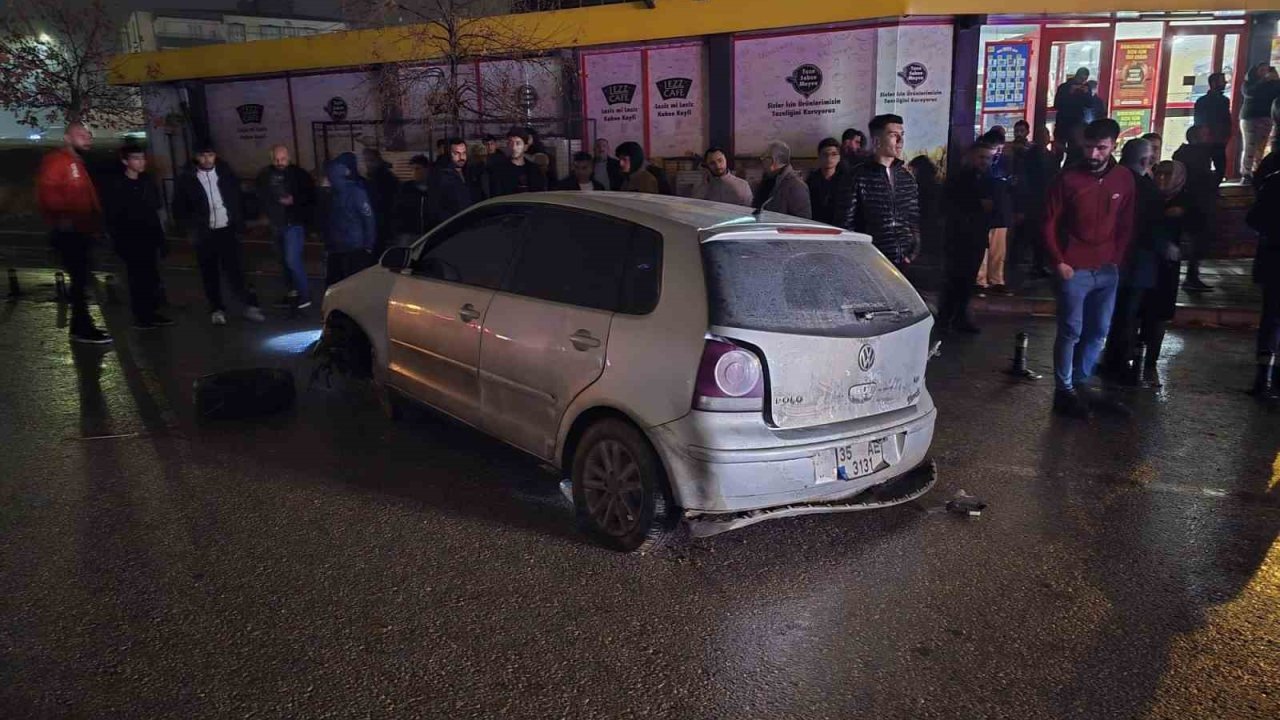 Gaziantep'te yağış sonrası çöken yol kazaya neden oldu: 3 yaralı