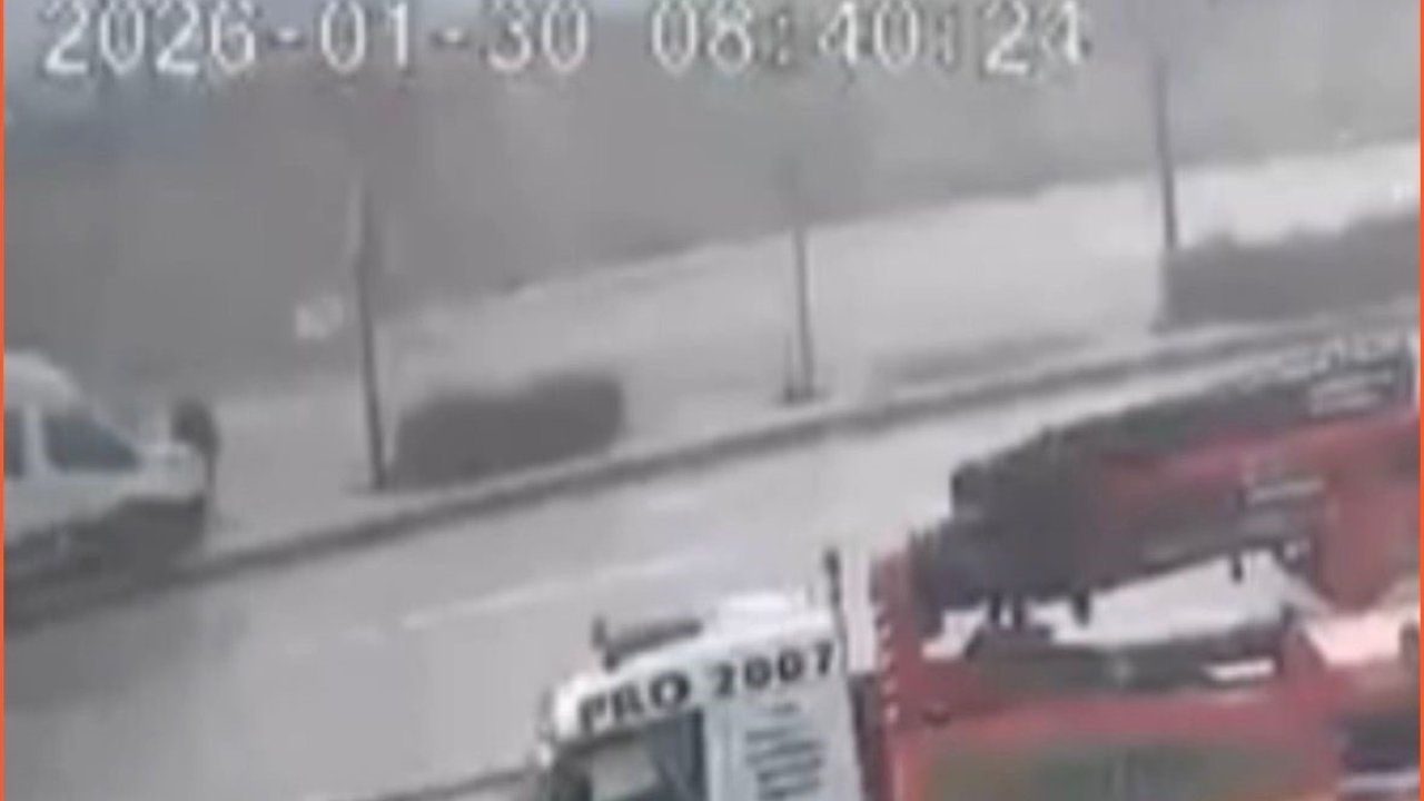 Gaziantep'te kontrolden çıkan servisi refüje çıktı: Ölümden saniyelerle kurtuluş kamerada