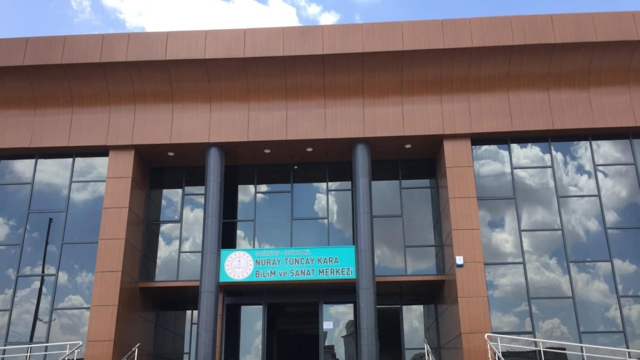 Çocuklar Yağmurda Bekledi, Sınav İptal Oldu: Gaziantep’te Milli Eğitim’e Sert Tepki