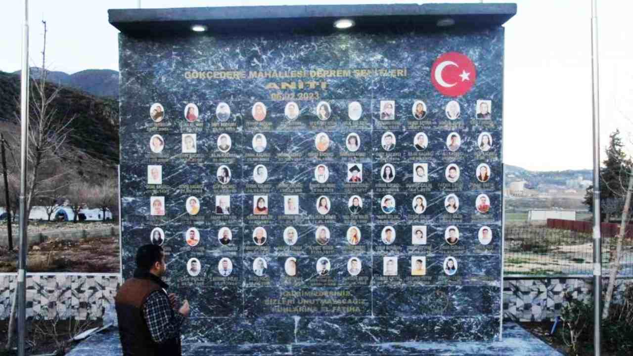 Gaziantep'te Muhtar 66 Kişi Anısına Deprem Anıtı Yaptırdı!