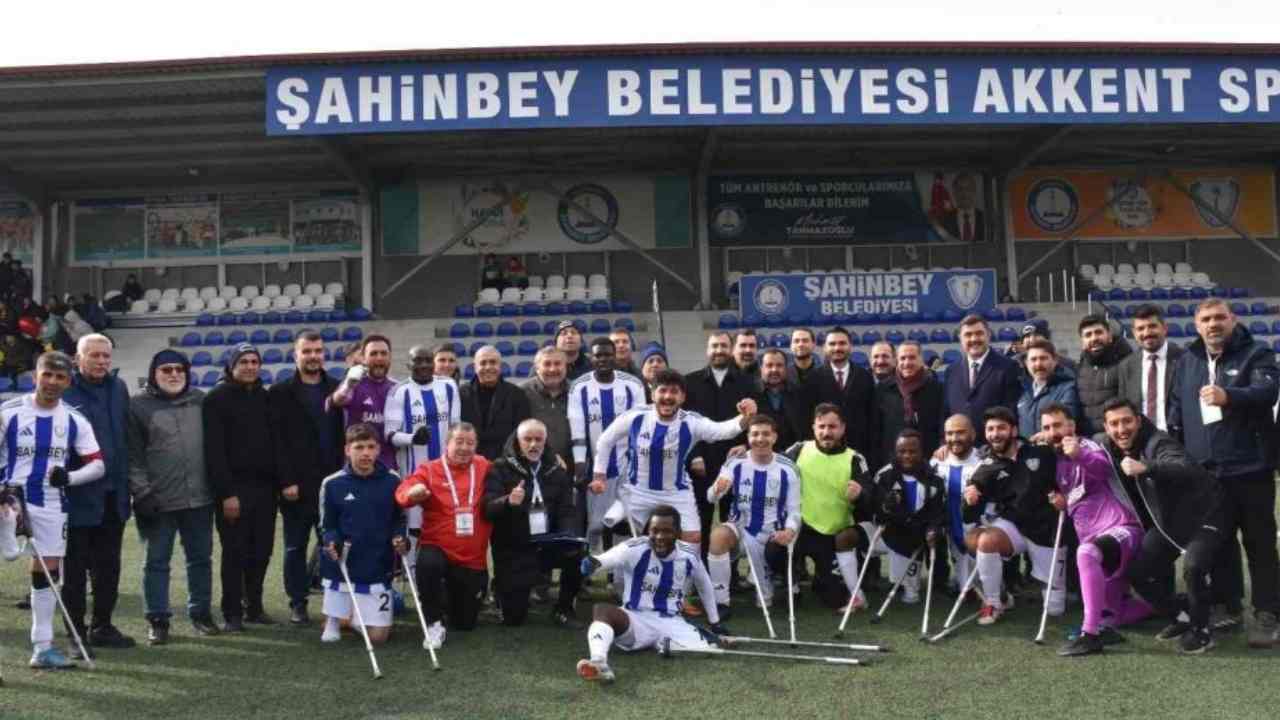 Engellerini ampute futbolla aşıyorlar