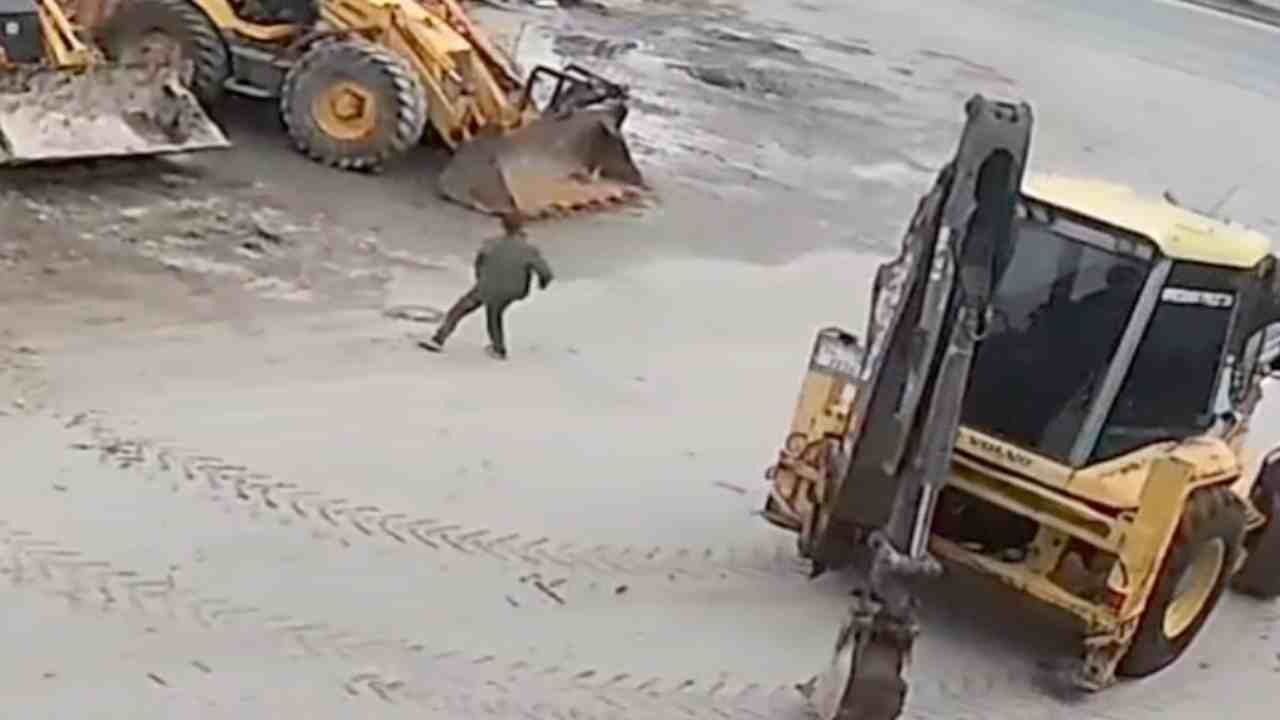 Gaziantep'te 2 Çocuk Dev İş Makinasını Çaldı! İşte 'O' Anlar