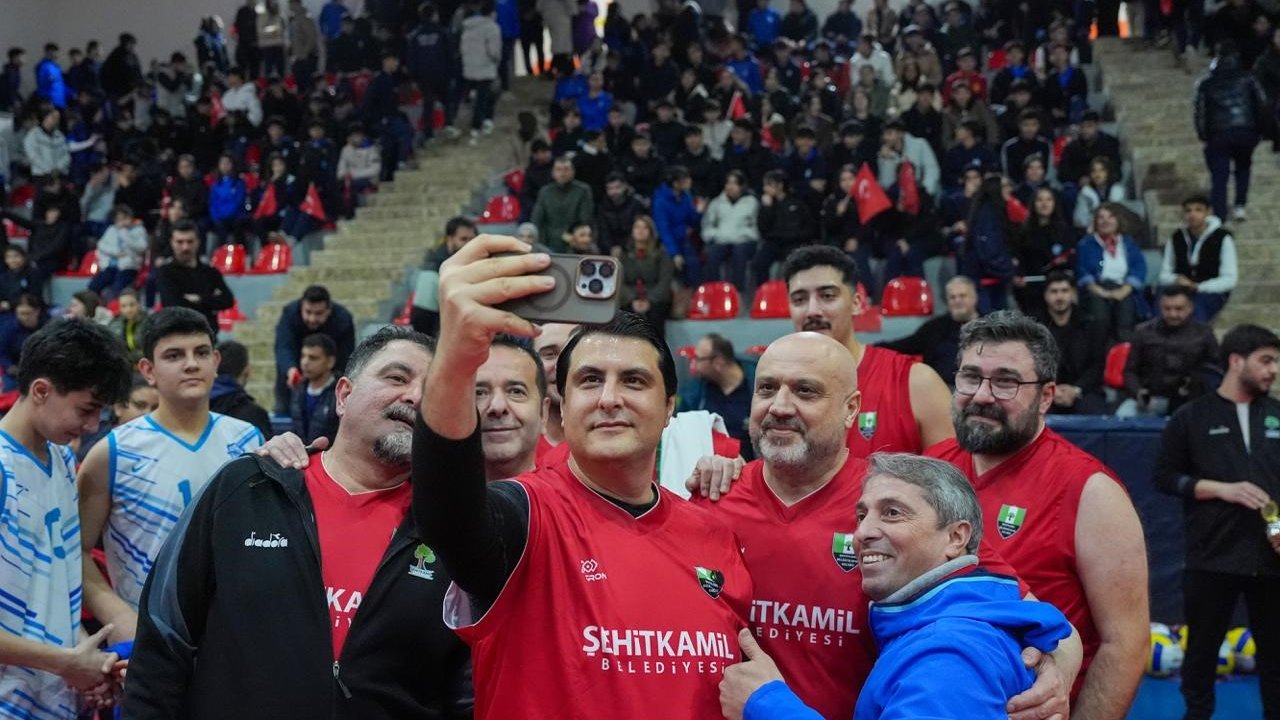 Yılmaz, Kamil Ocak Spor Lisesi'nde parkede gençlerle kozlarını paylaştı