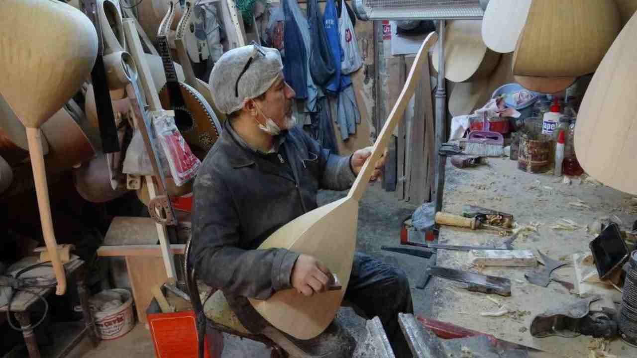 Baba yadigarı atölyede 35 yıldır bağlama üretiyor