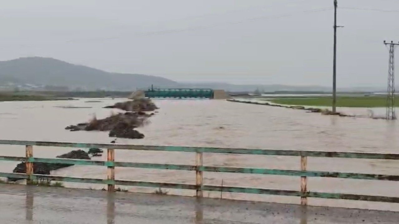 Gaziantep İslahiye’de sağanak sonrası ev ve tarlaları su bastı