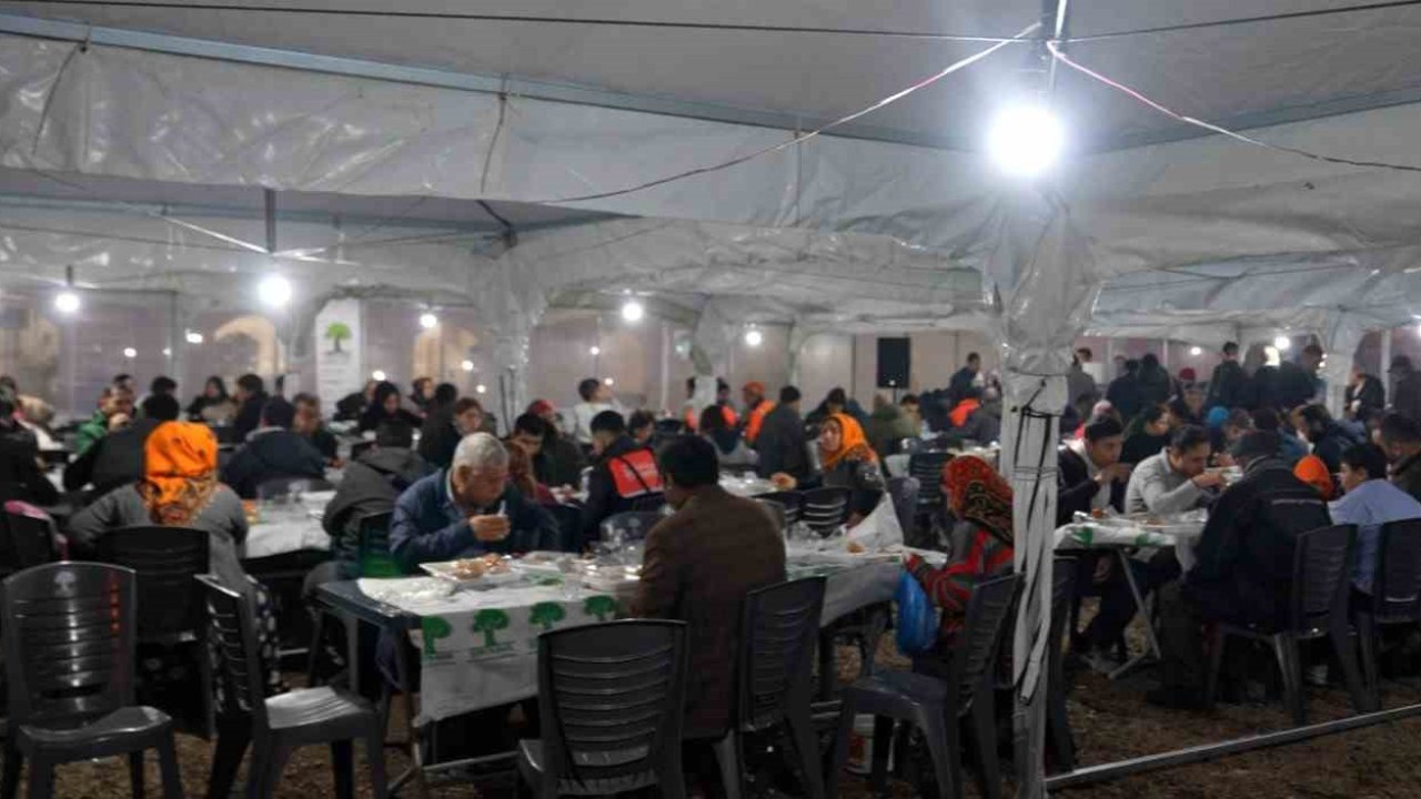 Şehitkamil’de binlerce kişi ilk iftarını aynı sofrada açtı