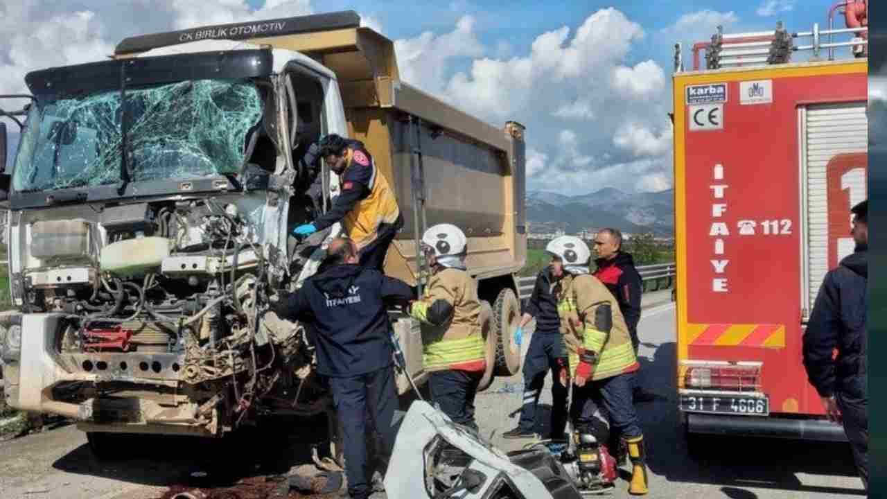 Gaziantep - Hatay yolu'nda Tırla çarpışan kamyonun sürücüsü yaralandı