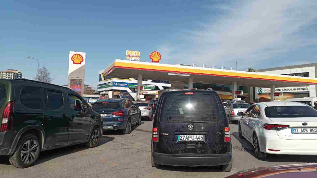Gaziantep’te 7 TL'lik Zam Öncesi Akaryakıt Kuyruğu
