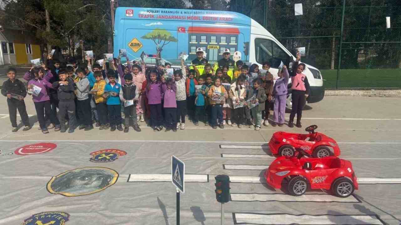 Gaziantep'te Jandarmadan öğrencilere güvenli trafik eğitimi