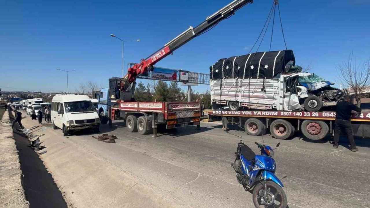 Gaziantep’te minibüs ile kamyonet çarpıştı: 4 yaralı
