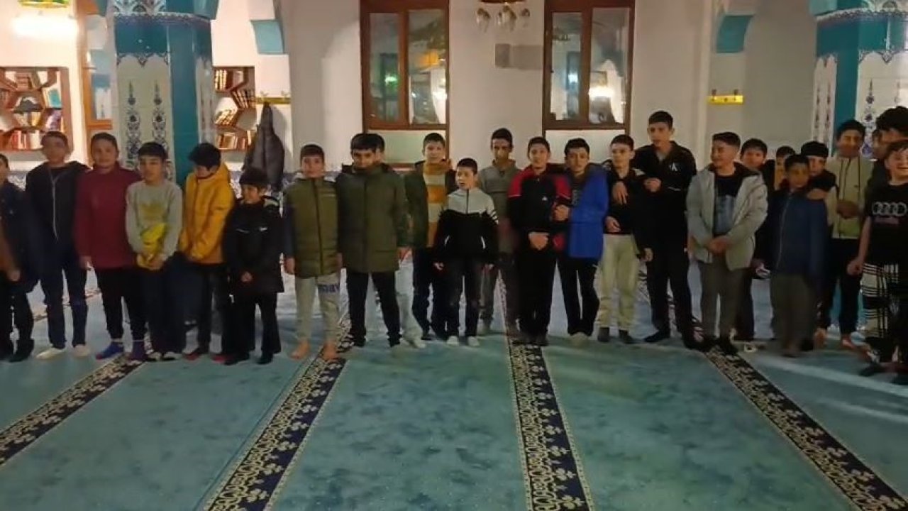 Gaziantep'te çocuklar camide "Kabe’de hacılar hu der Allah" ilahisini seslendirdi