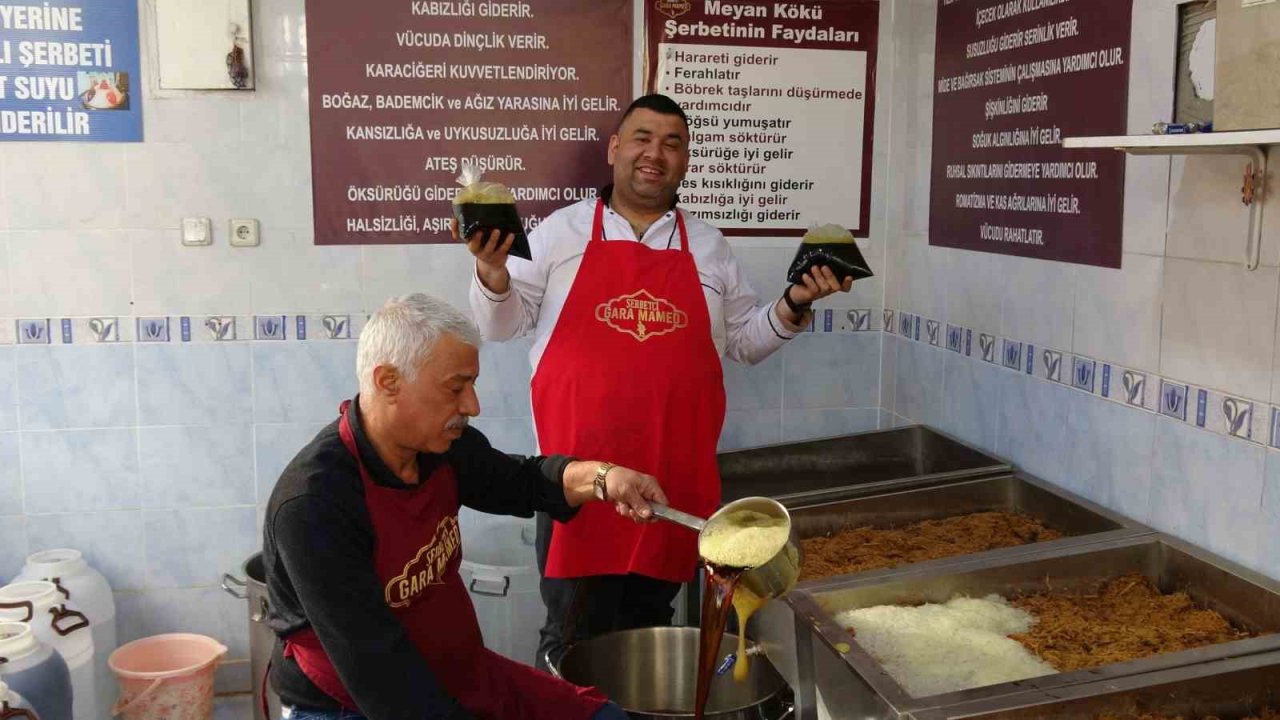 45 yıldır aynı yöntemle meyan şerbeti hazırlıyor