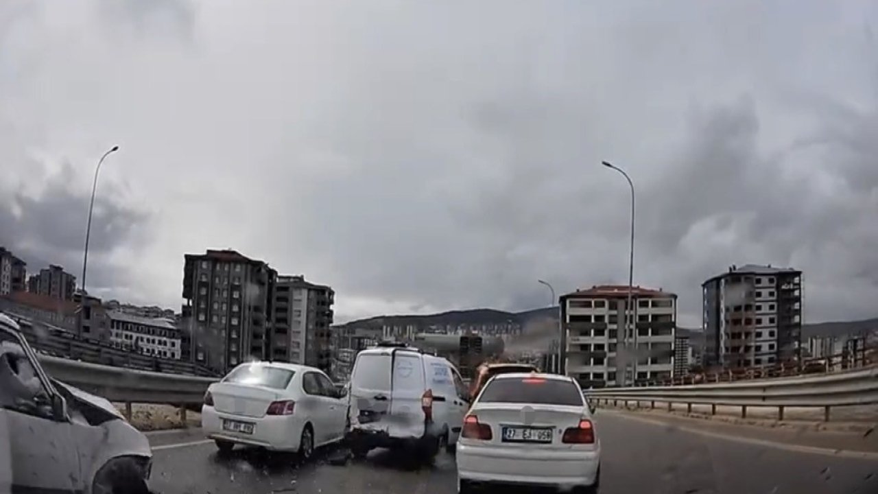 Gaziantep'te kontrolden çıkan araç, önündeki 4 araca çarptı: O anlar kamerada