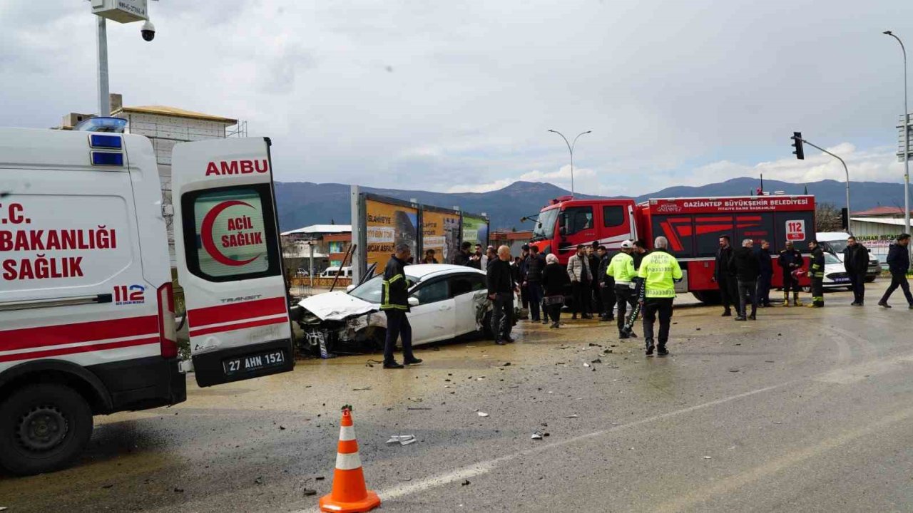 Gaziantep’te tır ile otomobil çarpıştı: 2 yaralı