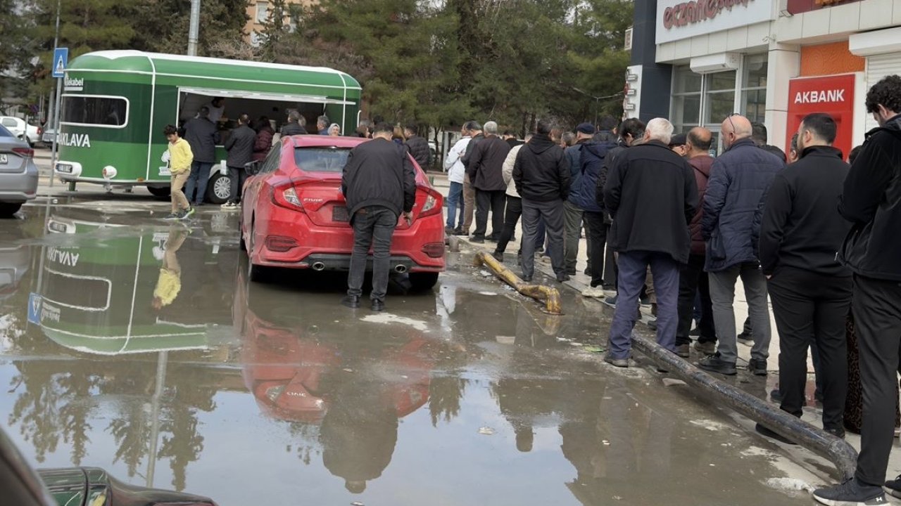 Gaziantep’te 660 TL’lik Baklavaya Vatandaş Akın Etti: Şekabel Baklava Önünde Uzun Kuyruklar