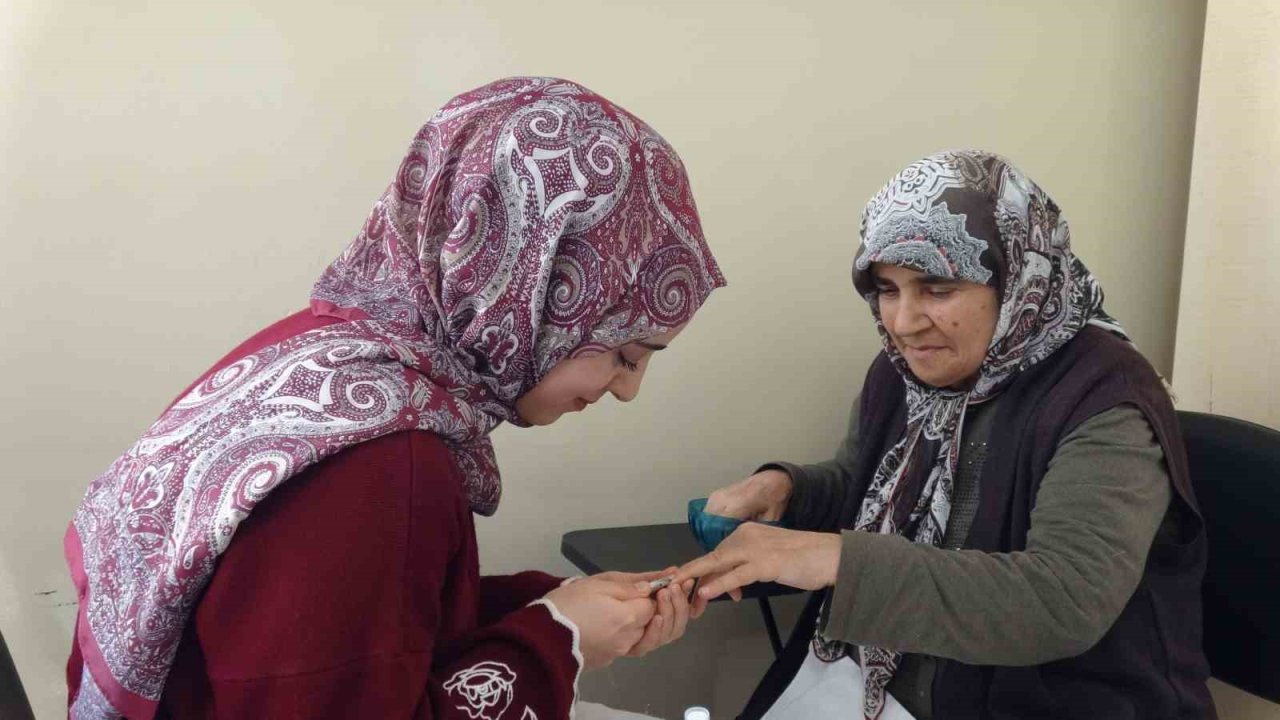 Gaziantep'te yaşlılar hayatlarında ilk defa kuaförde bakım yaptırdı