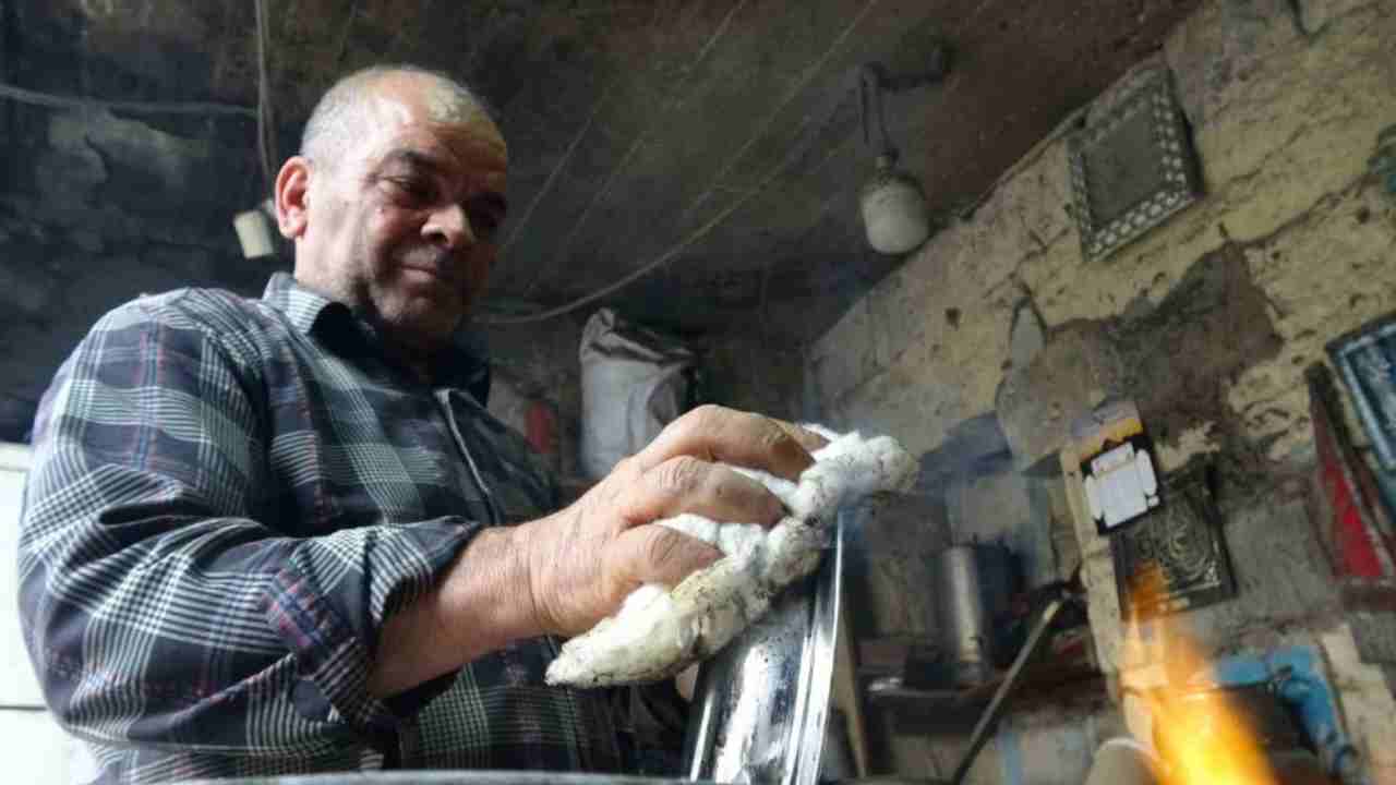 Çocuk yaşta başladığı kalaycılığı 50 yıldır sürdürüyor