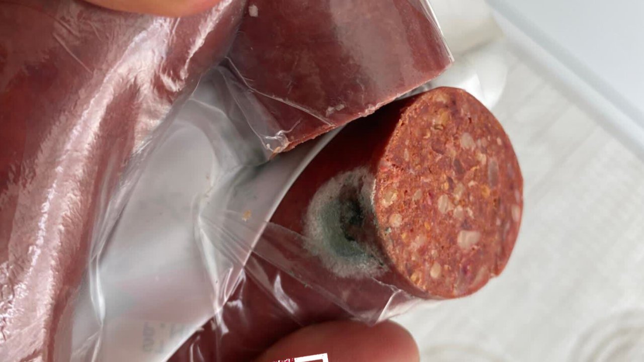 Marketten aldı, açınca şaşkına döndü: Sucukta küf iddiası