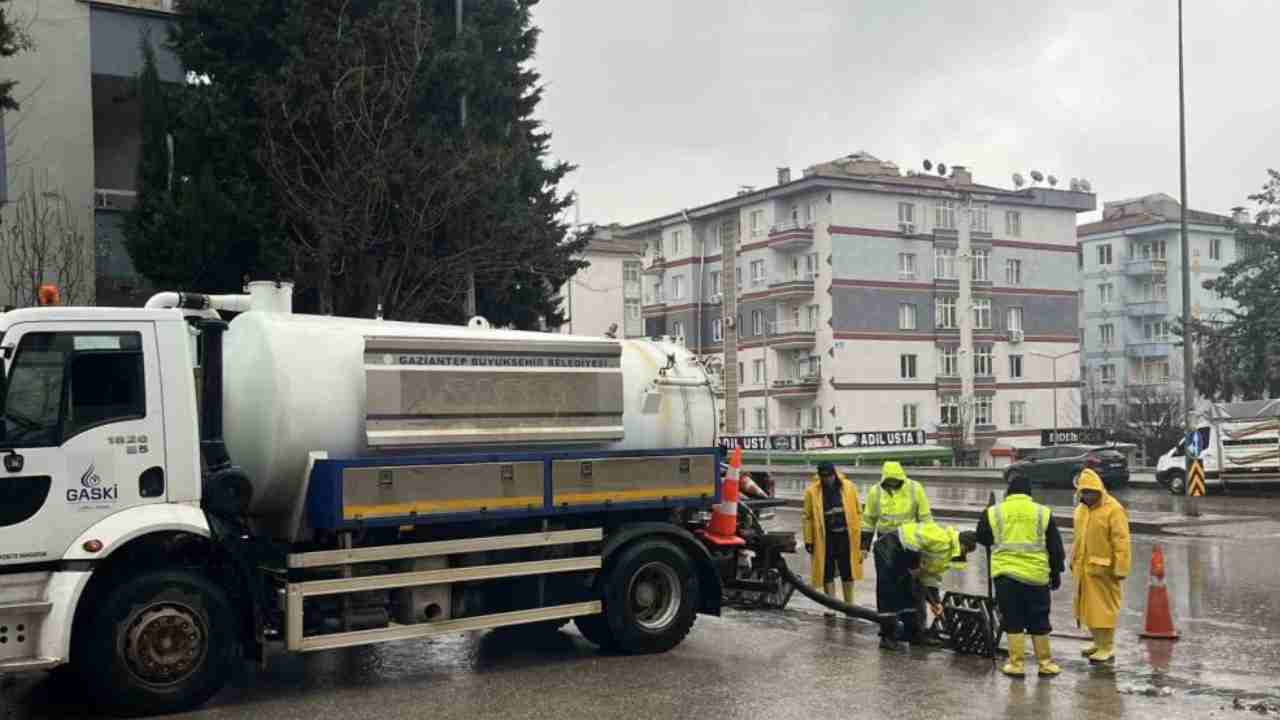 Gaziantep Büyükşehir yağışa karşı sahada
