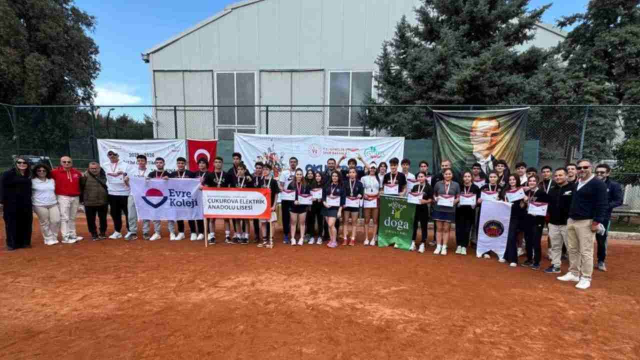 Kortların şampiyonu Gaziantep Kolej Vakfı Türkiye finallerinde