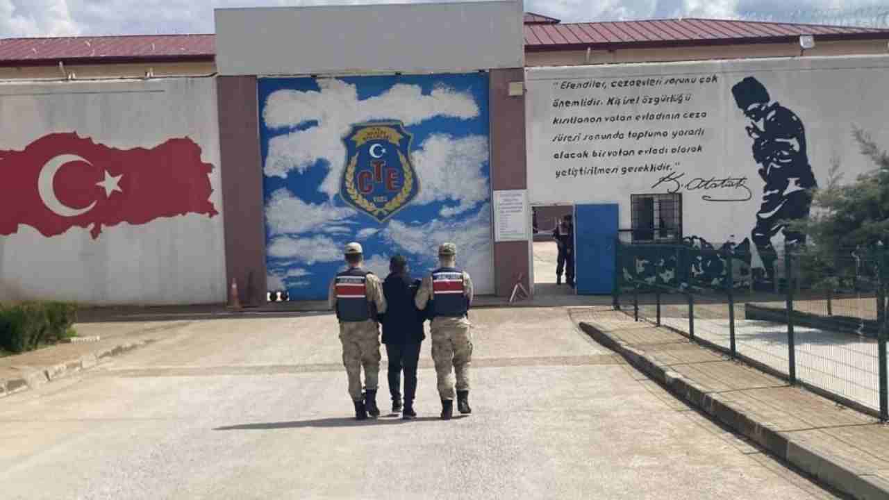 Gaziantep'te hırsızlık suçundan kesinleşmiş 22 yıl cezayla aranan şahıs yakalandı