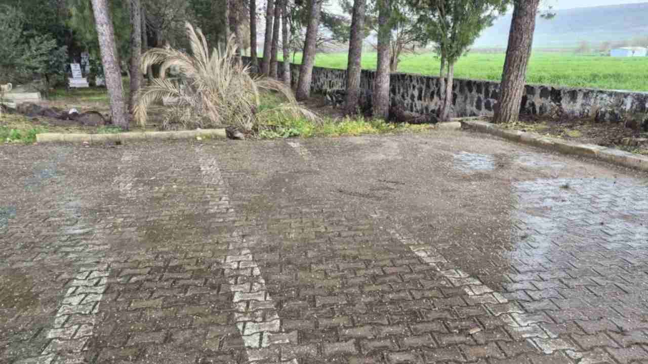 Gaziantep Yavuzeli’nde nohut büyüklüğünde dolu yağdı